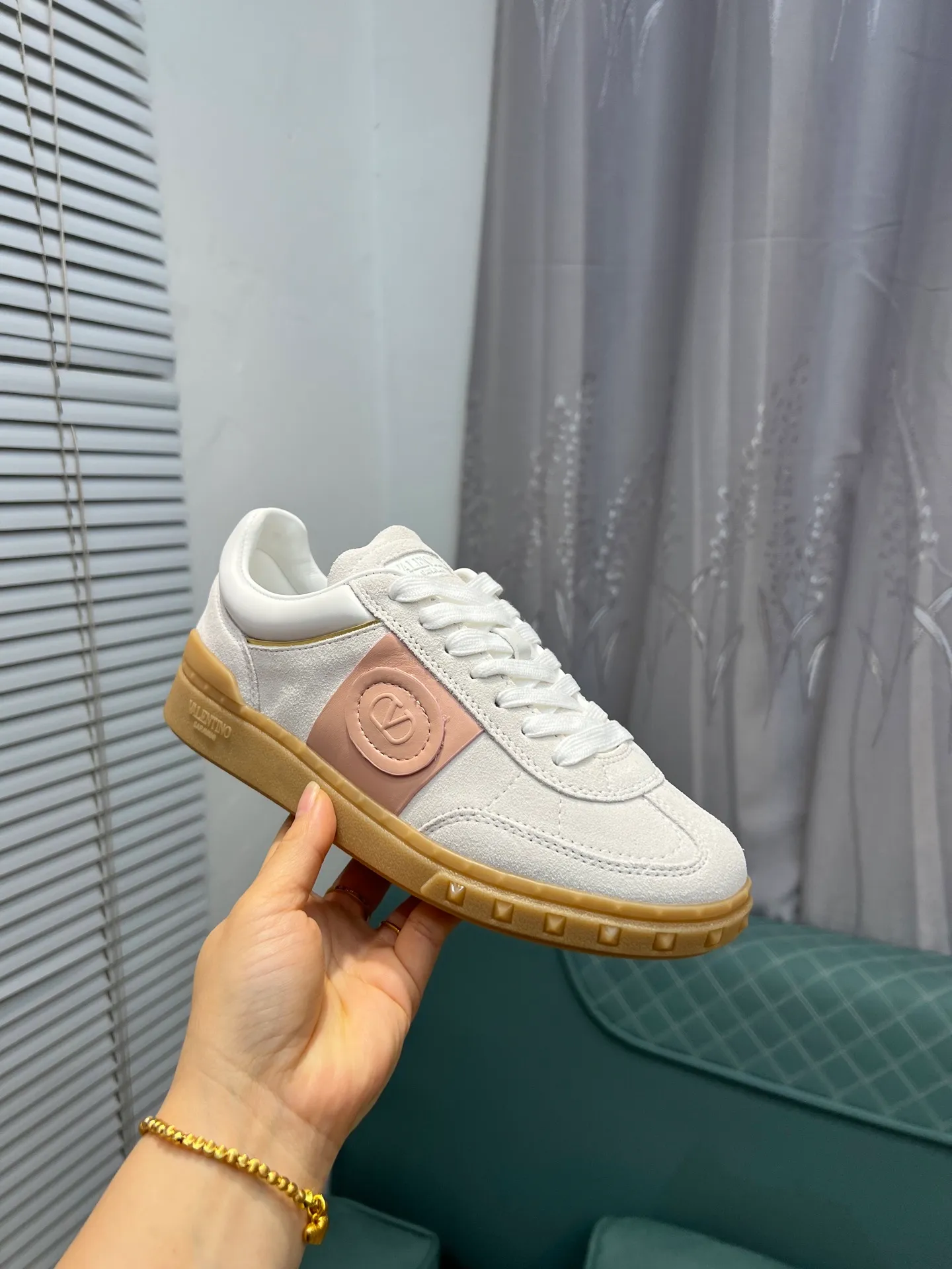 Men's shoes 💰620 👉🌹🌹VALENTINO counter synchronized new low-top casual sports shoes 👍Professional and high-end, perfect replica, first-class quality! 👍All made of original 1:1 materials, exclusive mold opening! 👍High mercerized cowhide fabric 👍TPU outsole, comfortable and wear-resistant, brand injection insole, 👍Full set of high-end counter packaging 👍All details are customized with 1:1 mold, striving for perfection! 👍Couple style female 35-41, male 38-46 (female 41, male 45 46 customized)